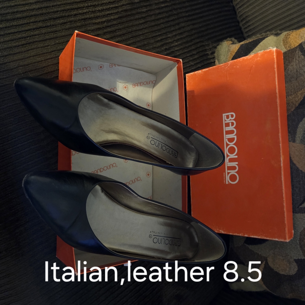 Bandolino Black Leather Heels Sleek Professional Design